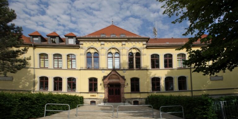 Schule Front klein 768x384